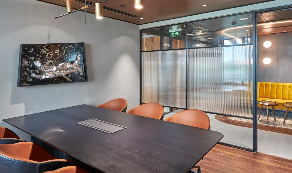 Modern office room design using glass partitions for openness