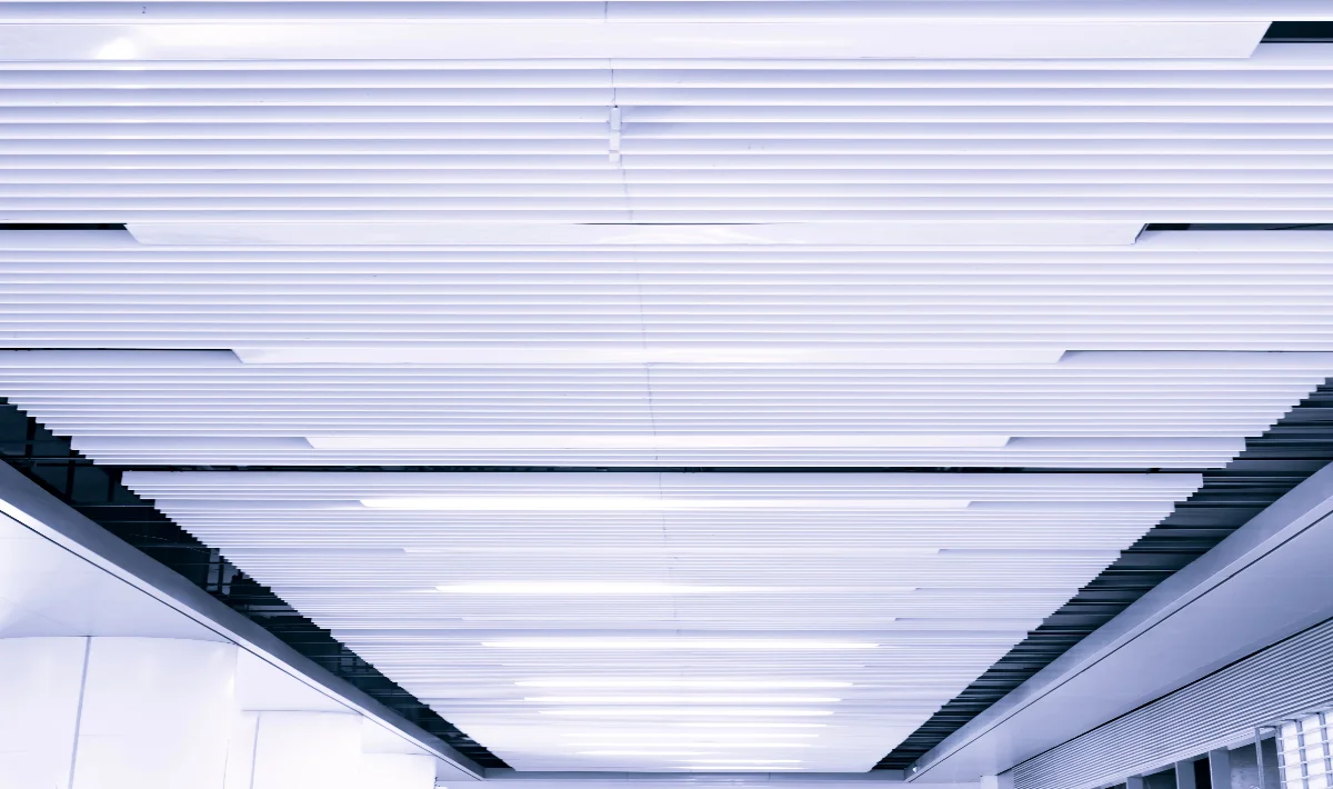 Linear false ceiling with long and clean panels for a small office.